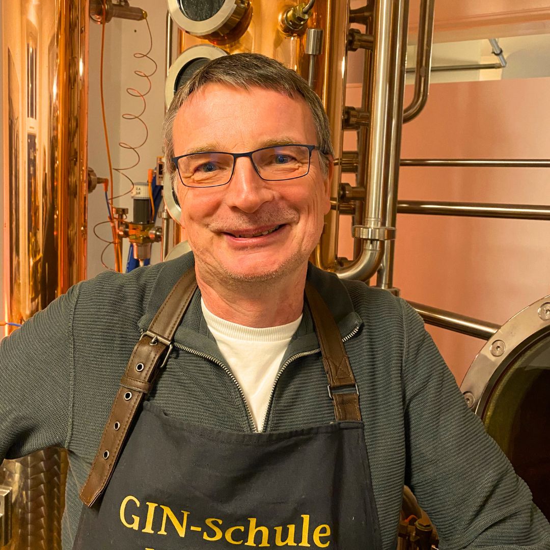 Gin-Guide Olli in der Gin-Schule! Willkommen – Brennerei Elmendorf